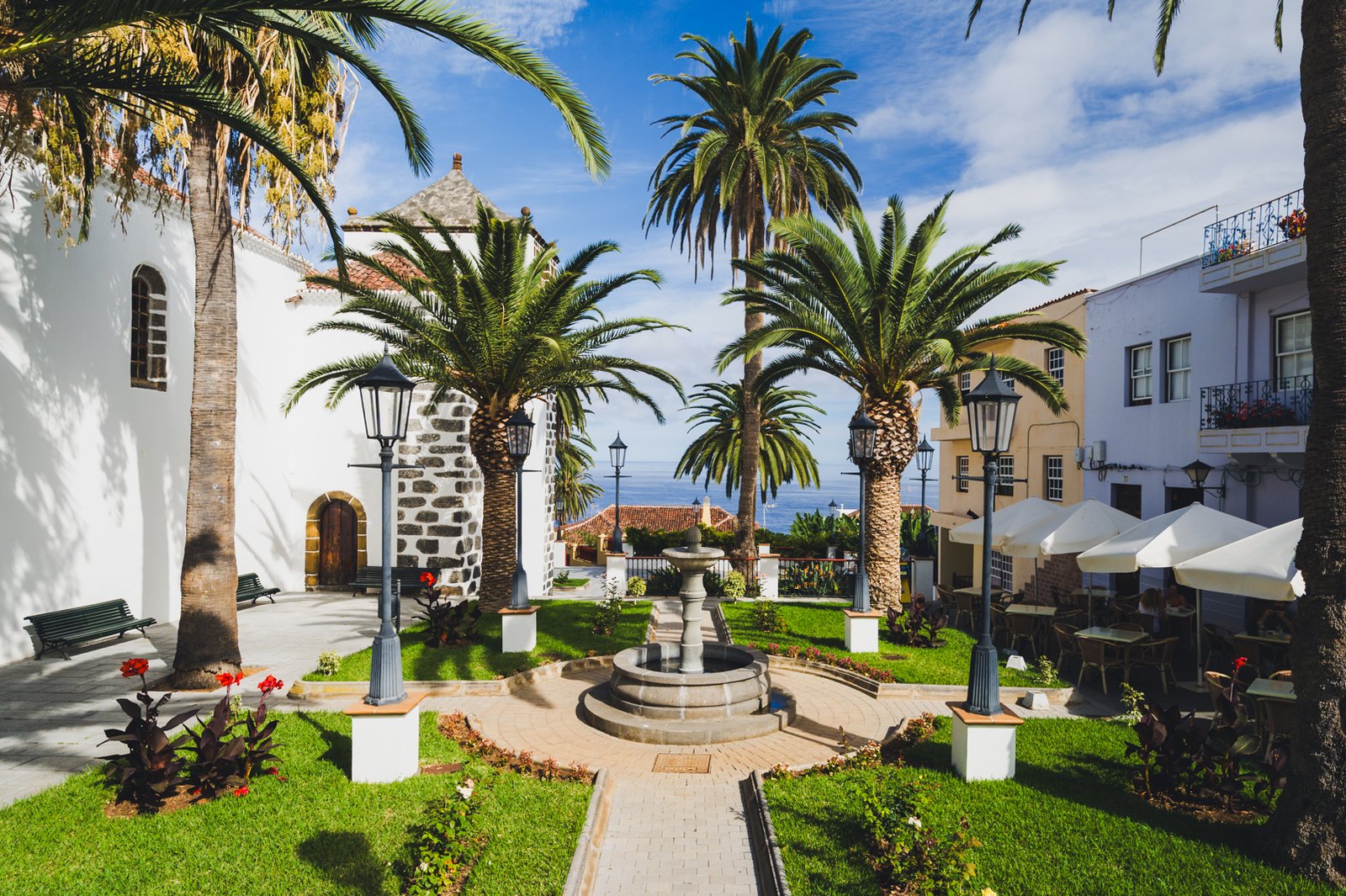 Iglesia de San Andres and plaza.