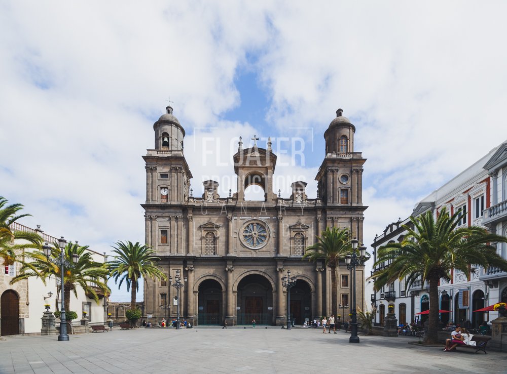 Catedrale de Santa Ana. Tourists in the square.