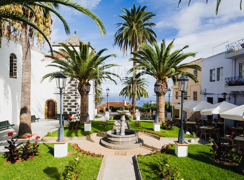 Iglesia de San Andres and plaza.